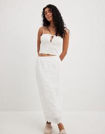 Προσφορά NA-KD anglaise midi skirt in white για 38€ σε Asos