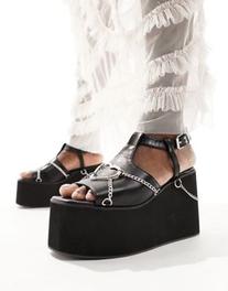 Προσφορά Koi Crushed Hearts mega platform chain sandals in black για 55€ σε Asos