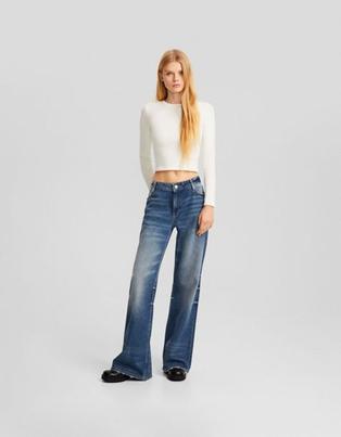 Προσφορά Bershka baggy flared jeans in dirty wash blue για 21,59€ σε Asos