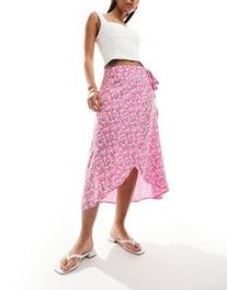 Προσφορά Pieces wrap midi skirt in pink floral για 30€ σε Asos