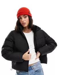 Προσφορά New Look cropped puffer coat in black για 39€ σε Asos