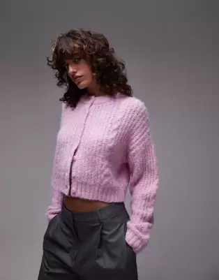 Προσφορά Topshop knitted cropped fluffy cable cardi in pink για 41€ σε Asos