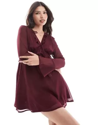 Προσφορά Wednesday's Girl floaty ruffle mini dress in deep burgundy για 28€ σε Asos