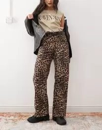 Προσφορά Monki mid rise trousers in brown leopard print για 32€ σε Asos