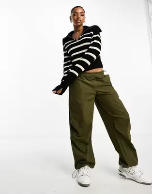 Προσφορά Monki high zip neck knitted sweater in black and white stripe για 35€ σε Asos