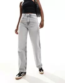 Προσφορά Bershka comfort fit mom jean in grey για 25,99€ σε Asos
