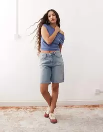 Προσφορά Weekday low waist knee length denim shorts in blue για 44€ σε Asos