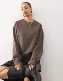 Προσφορά Weekday Essence sweatshirt in dark brown για 27€ σε Asos