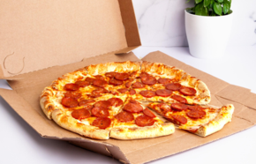 Προσφορά Pepperoni Classic για 9,45€ σε Domino's Pizza