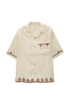 Προσφορά Σατινέ κοντομάνικο πουκάμισο με κεντήματα για 12,99€ σε Pull & Bear