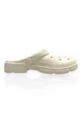 Προσφορά Γυναικεία crocs σε λευκό χρώμα Famous για 2,99€ σε Famous shoes