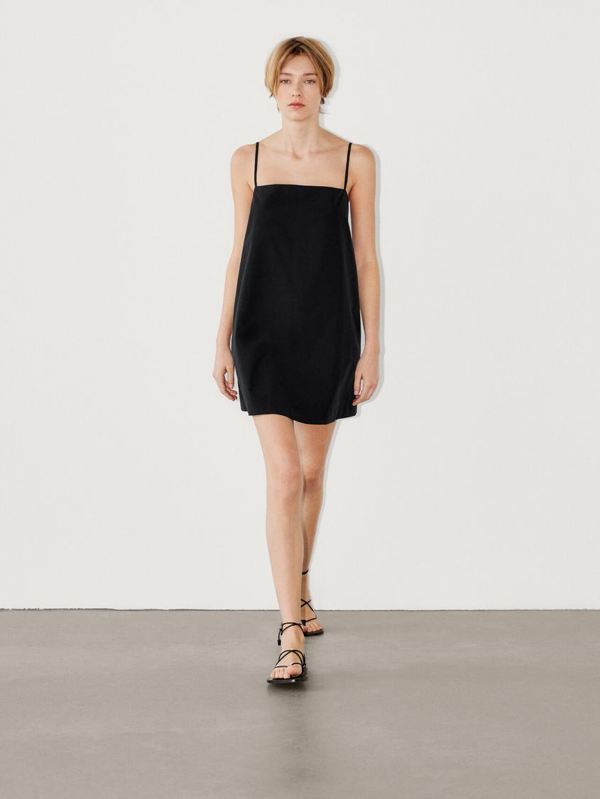 Προσφορά Κοντό φόρεμα με τιράντες για 69,95€ σε Massimo Dutti